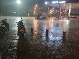 外面暴雨如注，原视频分享：真实场景下的雨中世界